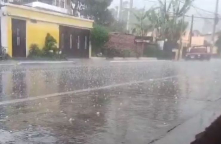 En los municipios de San José y Santa Catarina Pinula se informó por parte de internautas la caída de granizo tras la lluvia.