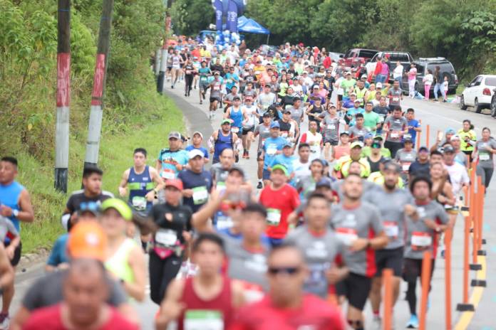 Cientos de personas corren en Cobán