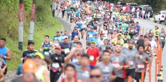 Cientos de personas corren en Cobán