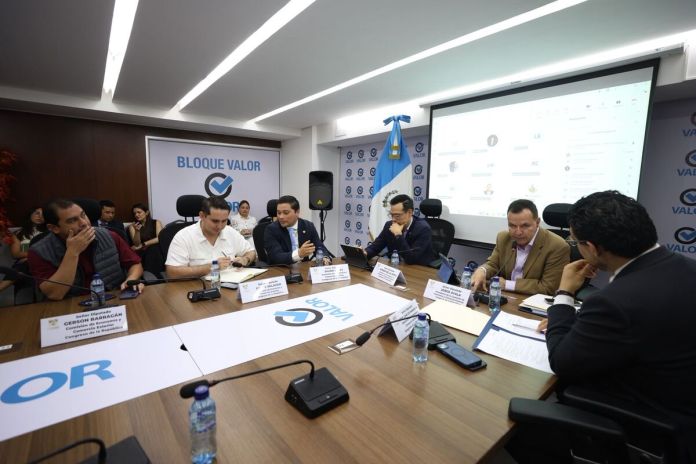 Los integrantes de la comisión de Economía discuten enmiendas a la ley del sistema portuario. Foto: Congreso de la República
