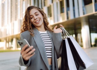 ¿Qué nos hace comprar moda online?: No solo compramos ropa, compramos felicidad Las compras en línea se han convertido en una experiencia, más que en un simple consumo. Foto La Hora: maxbelchenko /Shutterstock