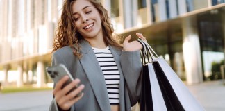 ¿Qué nos hace comprar moda online?: No solo compramos ropa, compramos felicidad Las compras en línea se han convertido en una experiencia, más que en un simple consumo. Foto La Hora: maxbelchenko /Shutterstock