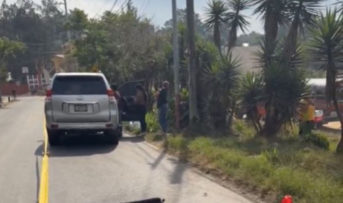 La concejal de Chinautla y su esposa fueron atacados a balazos cuando se movilizaban en su vehículo y se dirigían a una reunión a la municipalidad. Foto La Hora: viajeros en ruta /FB