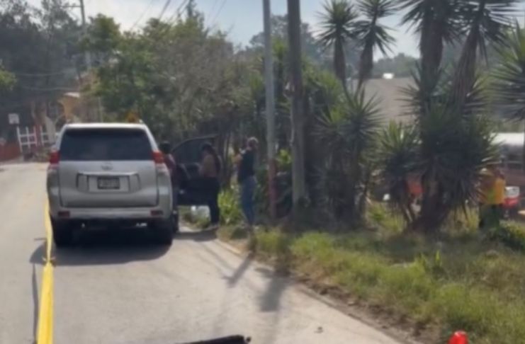 La concejal de Chinautla y su esposa fueron atacados a balazos cuando se movilizaban en su vehículo y se dirigían a una reunión a la municipalidad. Foto La Hora: viajeros en ruta /FB