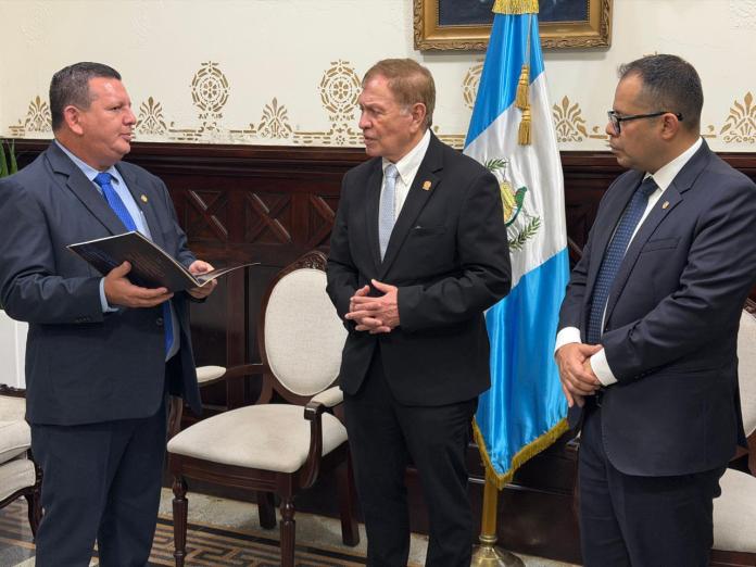 El titular de la Contraloría General de Cuentas, Frank Bode, presenta al presidente del Congreso de la República, Luis Contreras, el informe anual de auditoría del presupuesto general 2025.