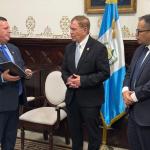 El titular de la Contraloría General de Cuentas, Frank Bode, presenta al presidente del Congreso de la República, Luis Contreras, el informe anual de auditoría del presupuesto general 2025.