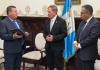El titular de la Contraloría General de Cuentas, Frank Bode, presenta al presidente del Congreso de la República, Luis Contreras, el informe anual de auditoría del presupuesto general 2025.