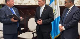 Contraloría presenta 27 denuncias penales, Comunicaciones y MAGA con más hallazgos en auditoría anual El titular de la Contraloría General de Cuentas, Frank Bode, presenta al presidente del Congreso de la República, Luis Contreras, el informe anual de auditoría del presupuesto general 2025.