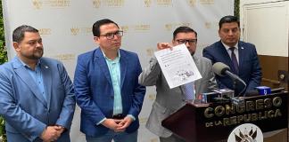 Los diputados, todavía con la bancada Vamos, presentan una iniciativa de ley para "dignificar" al personal con contratos por servicios en las instituciones públicas. Foto: La Hora