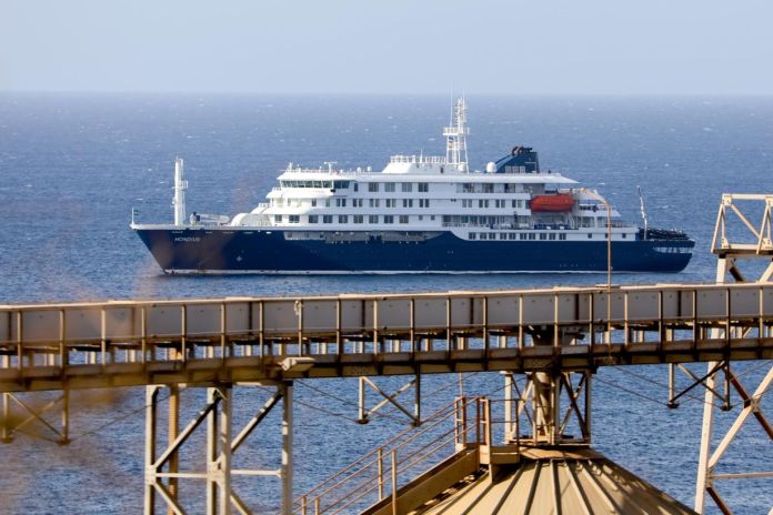Los pasajeros y la tripulación están siendo seguidos en sus países, donde la OMS recomienda una cuarentena de 42 días en casa o en una instalación a partir del día de salida del barco.