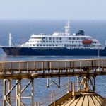 Los pasajeros y la tripulación están siendo seguidos en sus países, donde la OMS recomienda una cuarentena de 42 días en casa o en una instalación a partir del día de salida del barco.