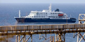 Los pasajeros y la tripulación están siendo seguidos en sus países, donde la OMS recomienda una cuarentena de 42 días en casa o en una instalación a partir del día de salida del barco.