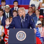 El presidente Donald Trump indicó que este sábado tiene planeado reunirse con su equipo de seguridad, incluido el vicepresidente, JD Vance, y los negociadores estadounidenses Steve Witkoff y Jared Kushner, para evaluar la situación. Foto La Hora: EFE