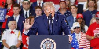 El presidente Donald Trump indicó que este sábado tiene planeado reunirse con su equipo de seguridad, incluido el vicepresidente, JD Vance, y los negociadores estadounidenses Steve Witkoff y Jared Kushner, para evaluar la situación. Foto La Hora: EFE