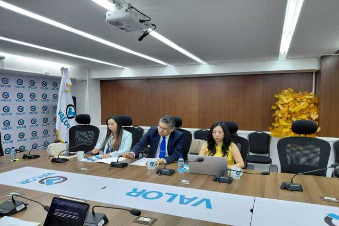 La titular de la Diaco, Leslie Tzicap, y su equipo legal explica propuesta para nueva ley de la Dirección a su cargo. Foto: La Hora