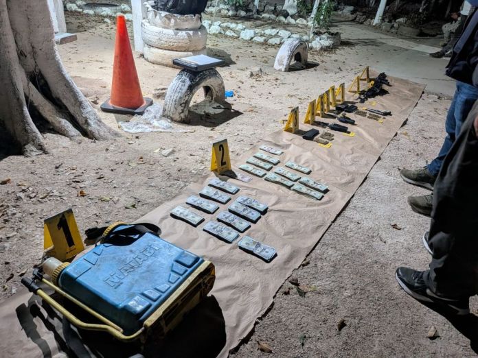 La persona detenida escondía más de 50 mil dólares en una bomba de fumigar. Además se le incautaron armas y radio transmisores. Foto La Hora: PNC