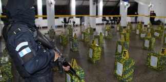 Embarcación interceptada trasladaba droga valorada en Q150 millones Una millonaria incautación de droga se registró en el pacífico guatemalteco tras la interceptación de una embarcación. Foto La Hora: PNC