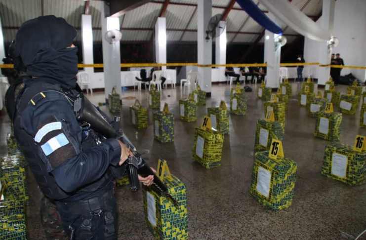 Una millonaria incautación de droga se registró en el pacífico guatemalteco tras la interceptación de una embarcación. Foto La Hora: PNC