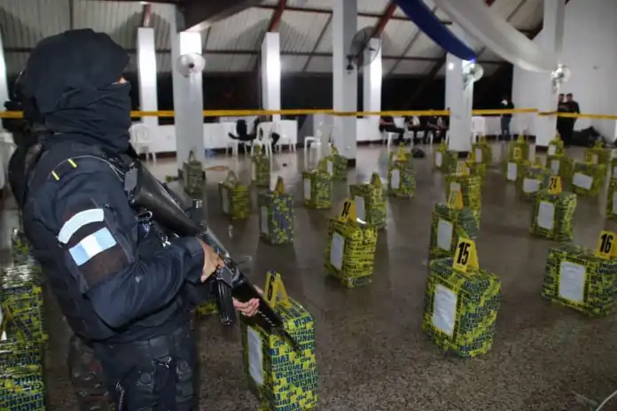 droga_c2b7a3 Una millonaria incautación de droga se registró en el pacífico guatemalteco tras la interceptación de una embarcación. Foto La Hora: PNC
