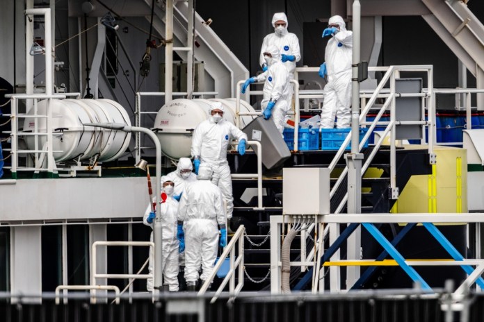 El personal se prepara para la limpieza del crucero MV Hondius, el cual transporta a personas contagiadas con hantavirus tras su llegada al puerto de Rotterdam, Países Bajos. Foto La Hora: EFE