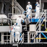 El personal se prepara para la limpieza del crucero MV Hondius, el cual transporta a personas contagiadas con hantavirus tras su llegada al puerto de Rotterdam, Países Bajos. Foto La Hora: EFE