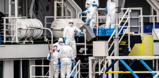 El personal se prepara para la limpieza del crucero MV Hondius, el cual transporta a personas contagiadas con hantavirus tras su llegada al puerto de Rotterdam, Países Bajos. Foto La Hora: EFE