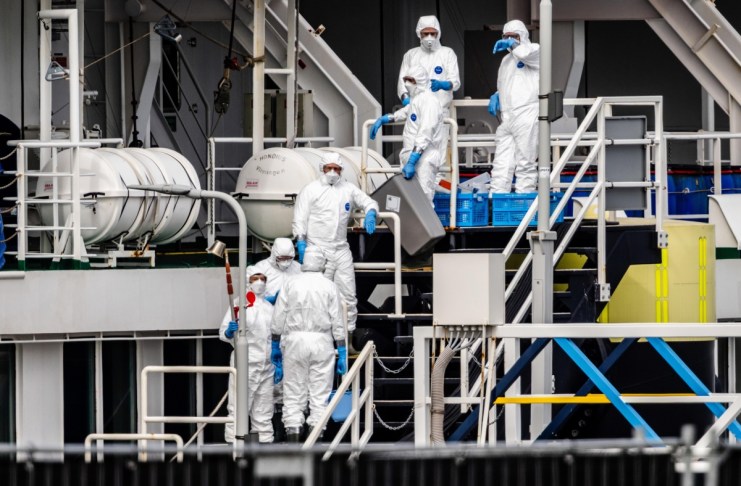 El personal se prepara para la limpieza del crucero MV Hondius, el cual transporta a personas contagiadas con hantavirus tras su llegada al puerto de Rotterdam, Países Bajos. Foto La Hora: EFE
