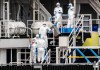 El personal se prepara para la limpieza del crucero MV Hondius, el cual transporta a personas contagiadas con hantavirus tras su llegada al puerto de Rotterdam, Países Bajos. Foto La Hora: EFE