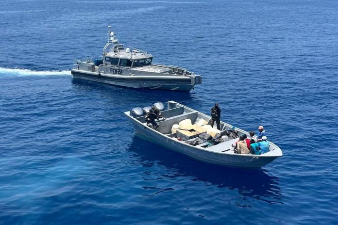 El Ejército de Guatemala reportó la intercepctación de una embarcación que posiblemente trasladaba droga en aguas del paçifico. Foto La Hora: Ejército de Guatemala