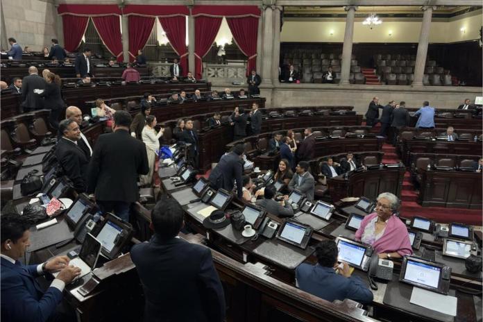 Diputados de Valor, UNE, Vamos y Cabal estuvieron presentes en la plenaria donde se aprobaría la ley contra lavado de dinero u otros activos, pero no registraban su asistencia. Foto: La Hora / José Orozco