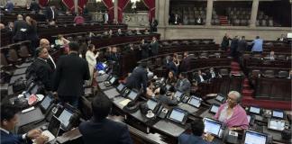 Pese a aumento de presión social, diputados insisten en negociar cambios a ley antilavado Diputados de Valor, UNE, Vamos y Cabal estuvieron presentes en la plenaria donde se aprobaría la ley contra lavado de dinero u otros activos, pero no registraban su asistencia. Foto: La Hora / José Orozco