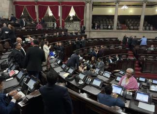 Diputados de Valor, UNE, Vamos y Cabal estuvieron presentes en la plenaria donde se aprobaría la ley contra lavado de dinero u otros activos, pero no registraban su asistencia. Foto: La Hora / José Orozco