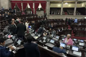 Pese a aumento de presión social, diputados insisten en negociar cambios a ley antilavado