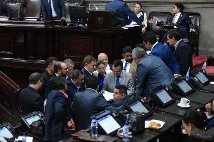 Algunos diputados conocen las enmiendas a la ley contra lavado de dinero que impulsan al menos cuatro bancadas, pero no son compartidas a todos los legisladores. Foto: La Hora / José Orozco