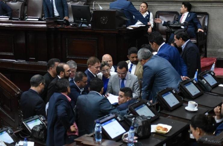 Algunos diputados conocen las enmiendas a la ley contra lavado de dinero que impulsan al menos cuatro bancadas, pero no son compartidas a todos los legisladores. Foto: La Hora / José Orozco