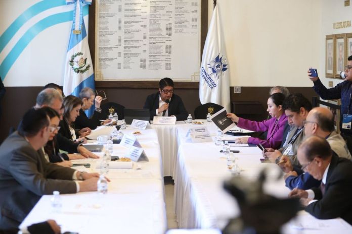 El viceministro de Energía y Minas, Erwin Barrios, acudió a una citación al Congreso de la República donde se consultó por la mezcla del etanol en los combustibles. Foto: Congreso de la República