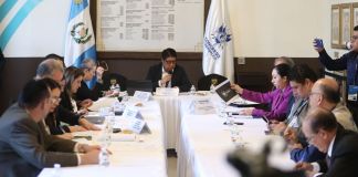 El viceministro de Energía y Minas, Erwin Barrios, acudió a una citación al Congreso de la República donde se consultó por la mezcla del etanol en los combustibles. Foto: Congreso de la República