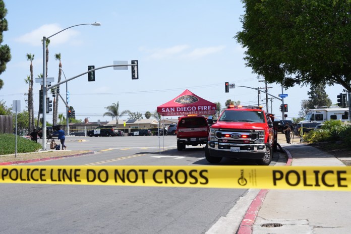 Fotografía que muestra una cinta de advertencia durante un operativo de la Policía de San Diego este lunes a cercanías de una mezquita, en el Centro Islámico de San Diego. Foto La Hora: EFE