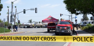 Fotografía que muestra una cinta de advertencia durante un operativo de la Policía de San Diego este lunes a cercanías de una mezquita, en el Centro Islámico de San Diego. Foto La Hora: EFE