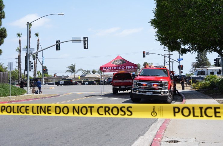 Fotografía que muestra una cinta de advertencia durante un operativo de la Policía de San Diego este lunes a cercanías de una mezquita, en el Centro Islámico de San Diego. Foto La Hora: EFE