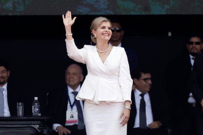 La presidenta de Costa Rica, Laura Fernández (c), fue captada el pasado 8 de mayo, durante su ceremonia de investidura, en el Estadio Nacional de San José (Costa Rica). Foto La Hora: EFE