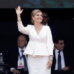 La presidenta de Costa Rica, Laura Fernández (c), fue captada el pasado 8 de mayo, durante su ceremonia de investidura, en el Estadio Nacional de San José (Costa Rica). Foto La Hora: EFE