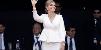 La presidenta de Costa Rica, Laura Fernández (c), fue captada el pasado 8 de mayo, durante su ceremonia de investidura, en el Estadio Nacional de San José (Costa Rica). Foto La Hora: EFE