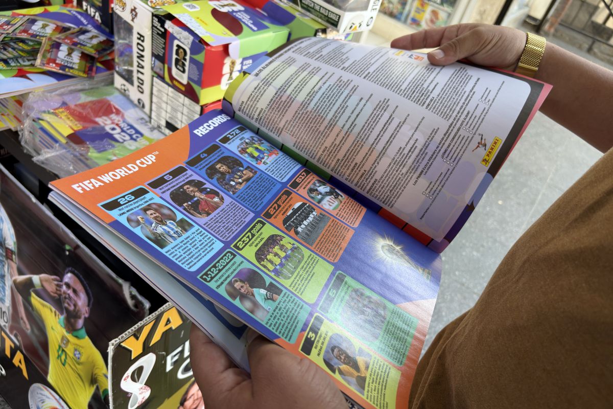 La fiebre mundialista inicia con la compra del álbum que caracteriza el inicio de la fiesta del Mundial 2026.Foto La Hora: José Orozco
