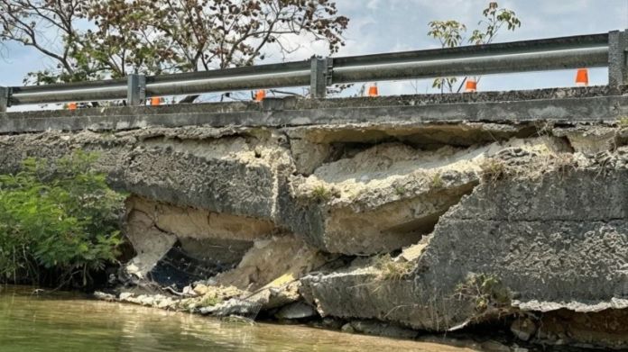 La estructura presenta daños en la parte de abajo y el CIV indicó que para que ellos puedan intervenir debe estar registrada en la Red Vial Nacional. Foto La Hora: Impacto Noticias Petén