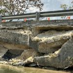 La estructura presenta daños en la parte de abajo y el CIV indicó que para que ellos puedan intervenir debe estar registrada en la Red Vial Nacional. Foto La Hora: Impacto Noticias Petén