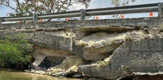 La estructura presenta daños en la parte de abajo y el CIV indicó que para que ellos puedan intervenir debe estar registrada en la Red Vial Nacional. Foto La Hora: Impacto Noticias Petén
