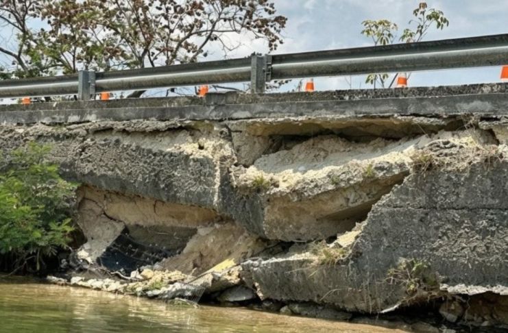 La estructura presenta daños en la parte de abajo y el CIV indicó que para que ellos puedan intervenir debe estar registrada en la Red Vial Nacional. Foto La Hora: Impacto Noticias Petén