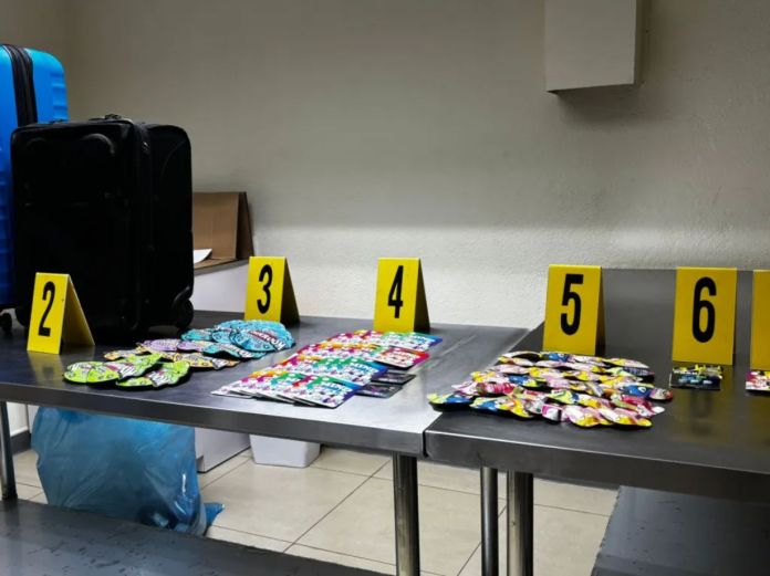 En un equipaje de la mujer, proveniente de los Estados Unidos, se encontró la droga con gomitas de marihuana y hongos psicotrópicosen empaques de golosinas