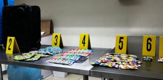 En un equipaje de la mujer, proveniente de los Estados Unidos, se encontró la droga con gomitas de marihuana y hongos psicotrópicosen empaques de golosinas